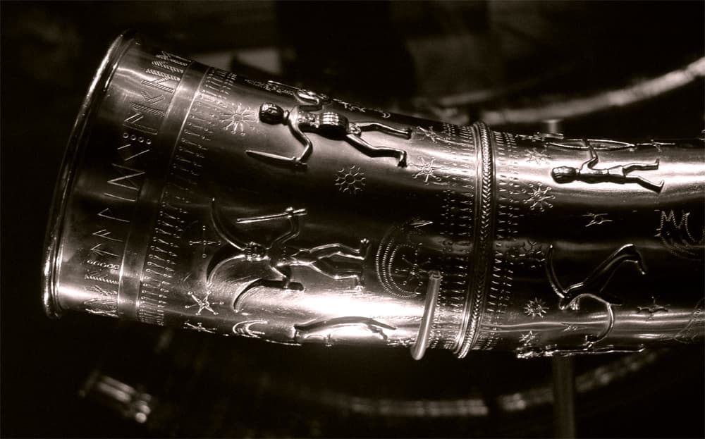 Inscription_on_Golden_horn_of_Gallehus.jpg